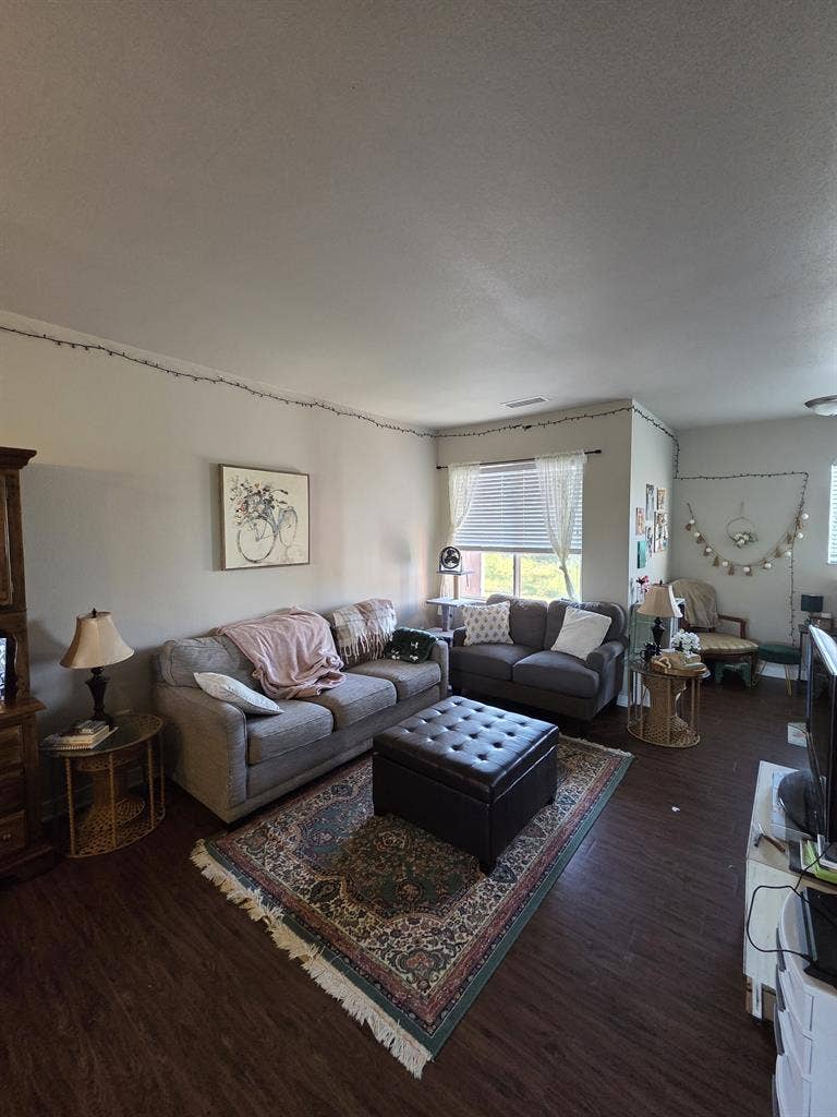 ESU Grad: Friendly roomie needed