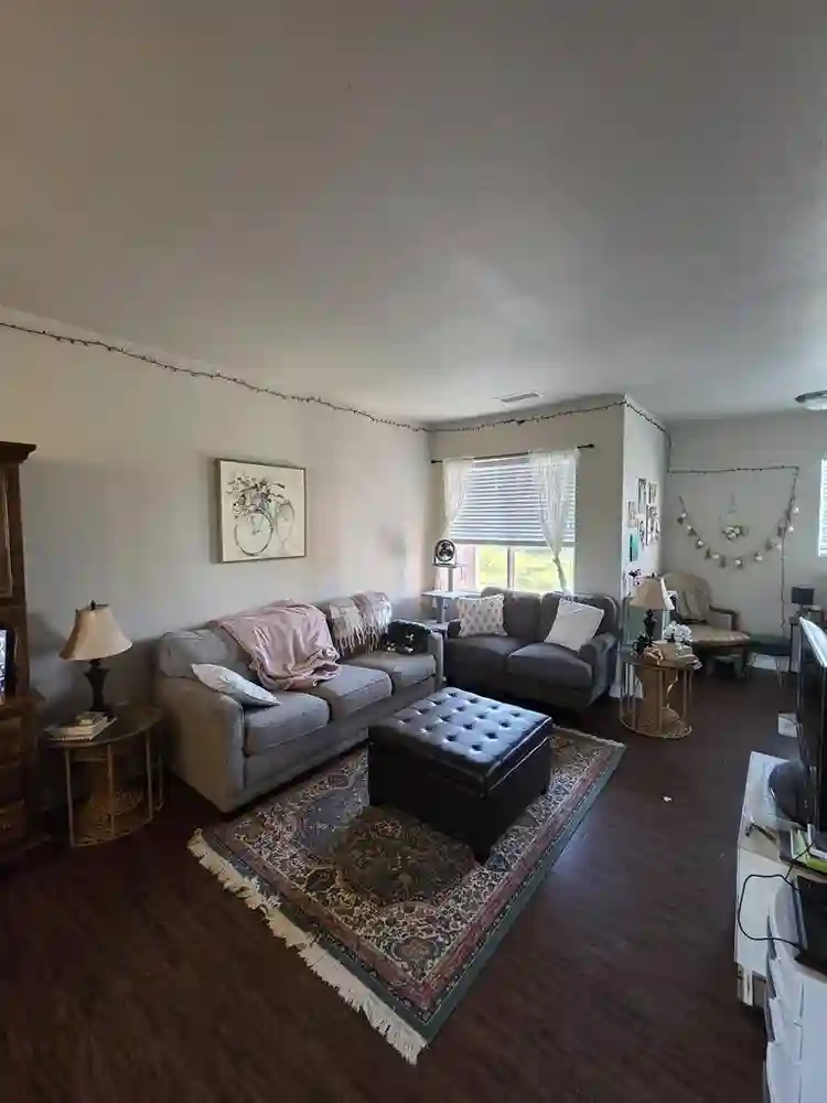 ESU Grad: Friendly roomie needed