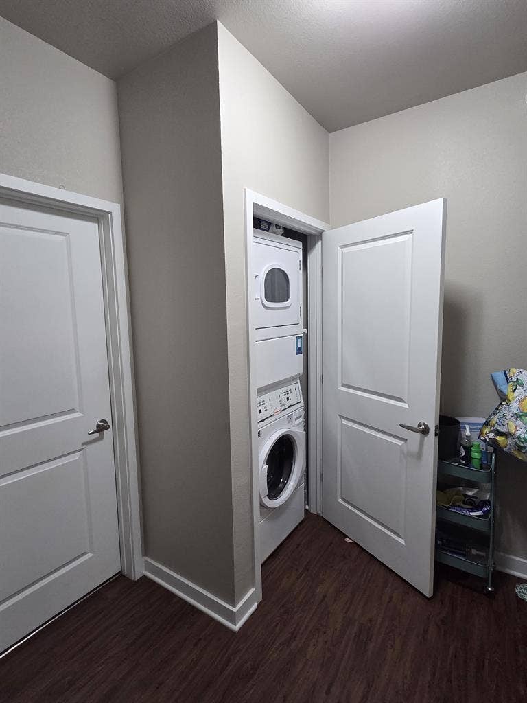ESU Grad: Friendly roomie needed