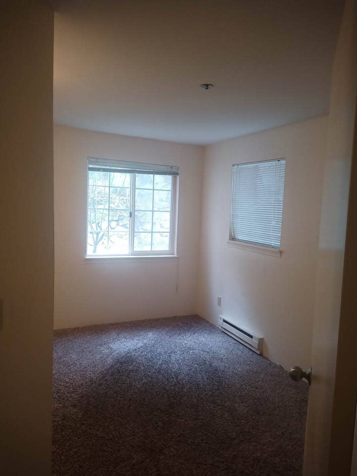 Looking for a Roomate to share