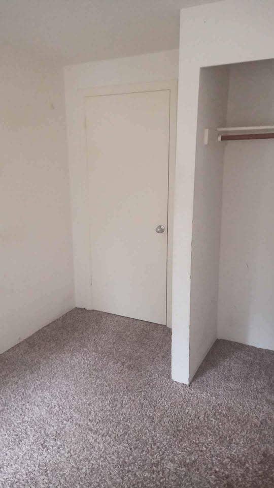 Looking for a Roomate to share