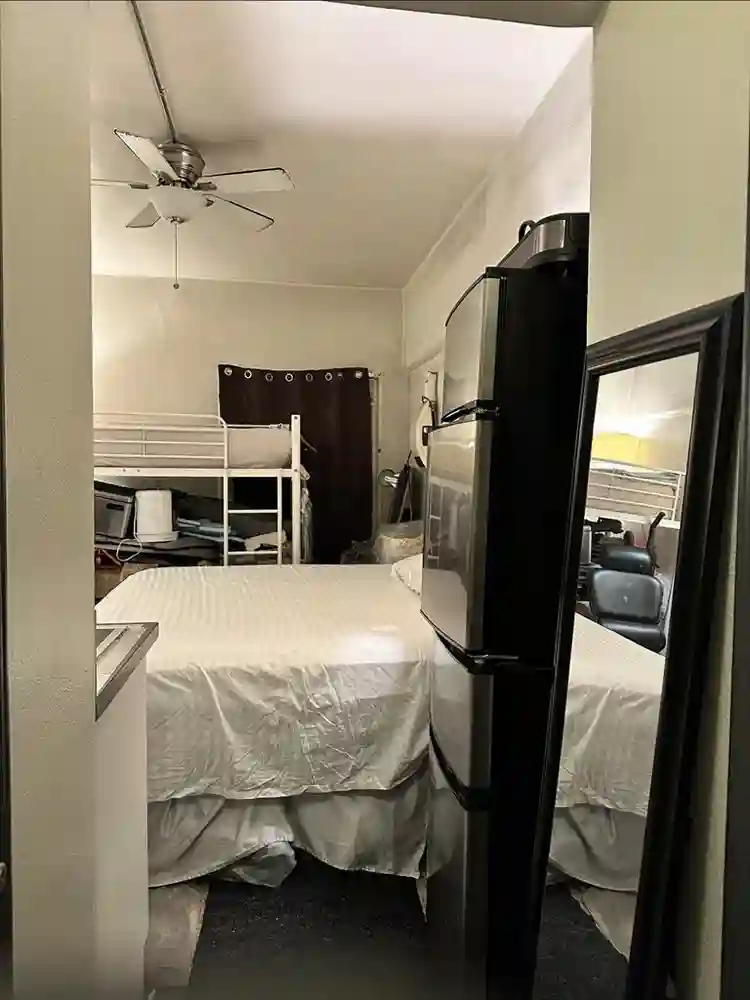 Sharing Studio, Roommate