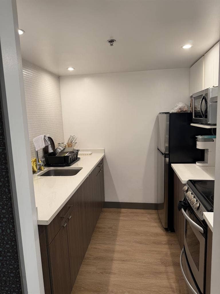 LOOKING FOR LEASE TAKEOVER (female)