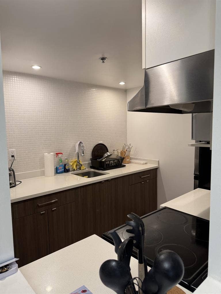 LOOKING FOR LEASE TAKEOVER (female)