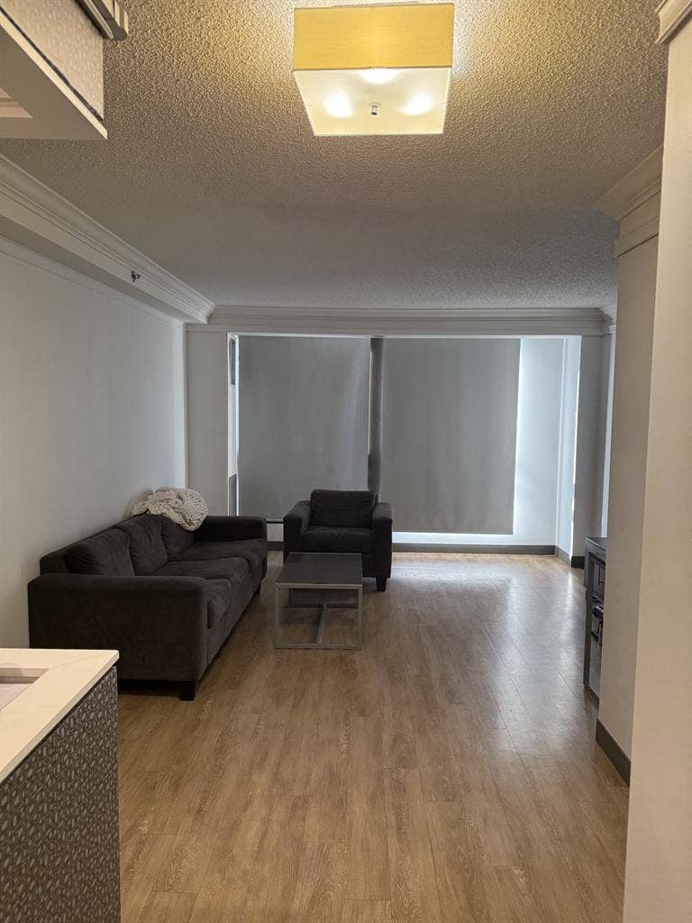 LOOKING FOR LEASE TAKEOVER (female)