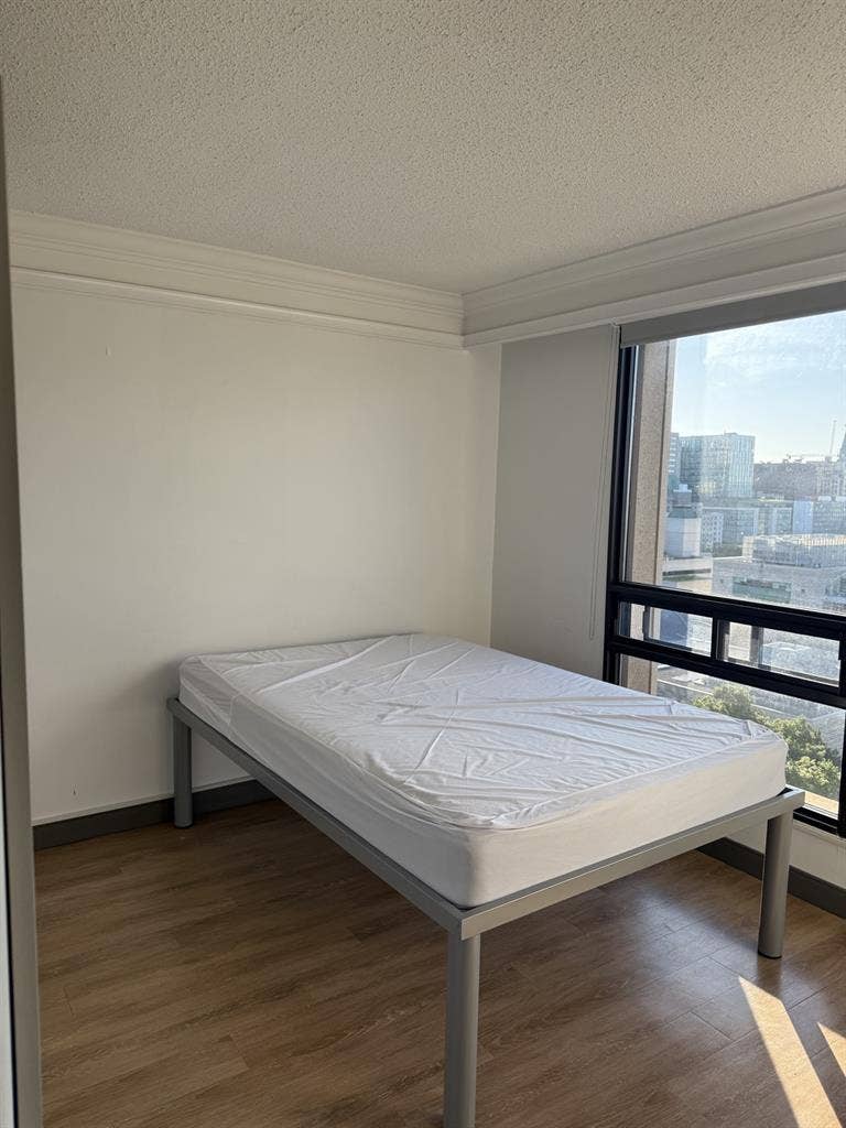 LOOKING FOR LEASE TAKEOVER (female)