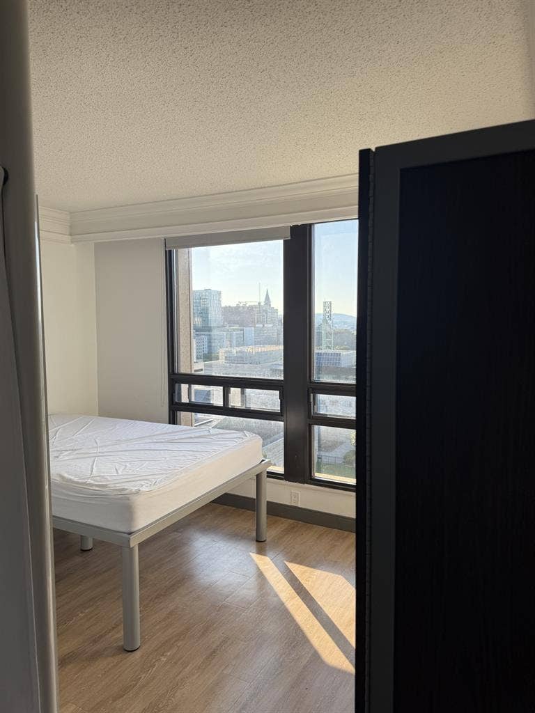 LOOKING FOR LEASE TAKEOVER (female)