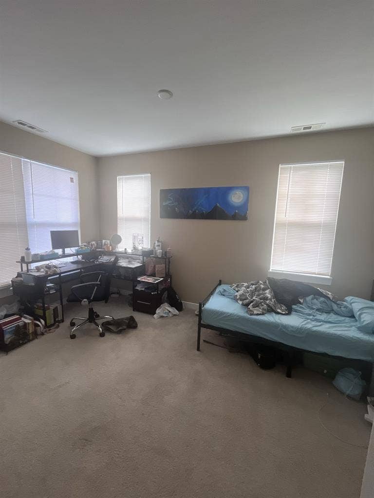 Looking for a roomate! Very urgent!