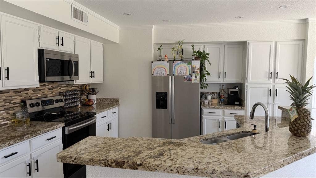 Looking for a female roomate