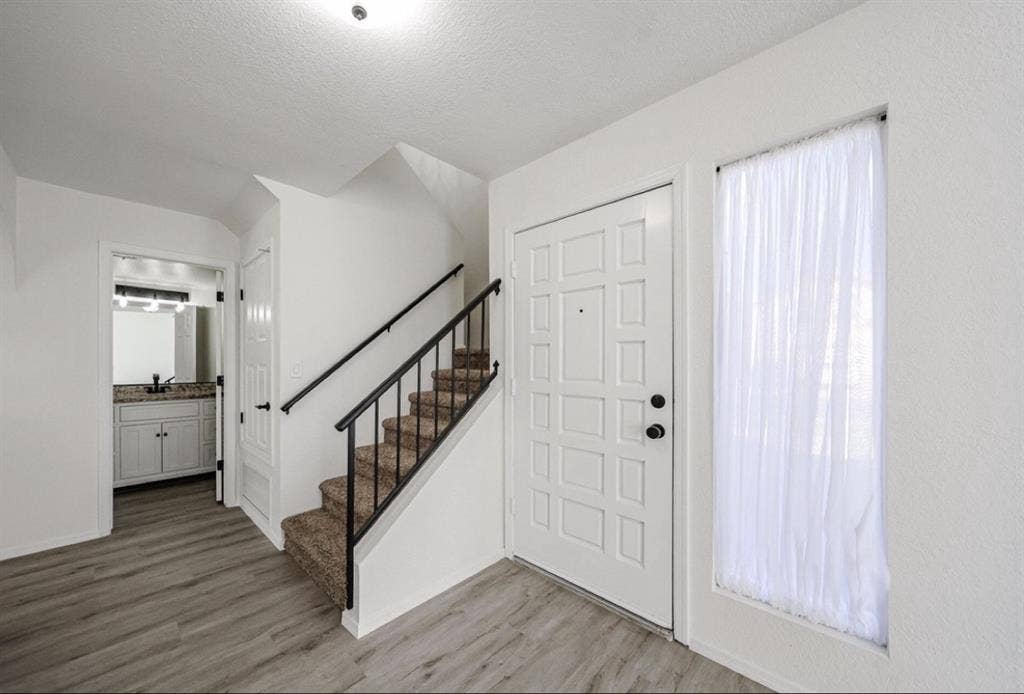 Looking for a female roomate
