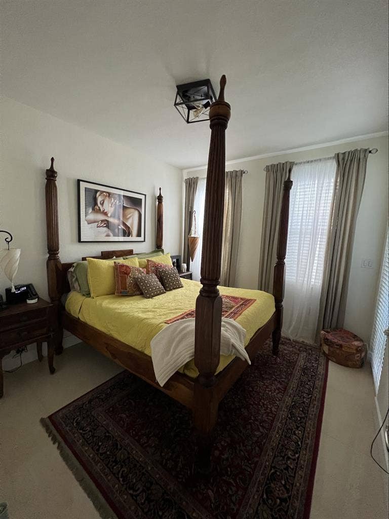 Beautiful sunny room in Doral