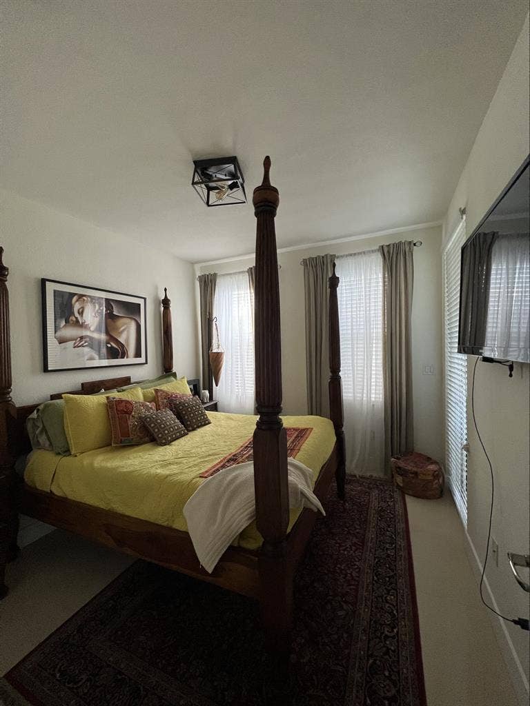 Beautiful sunny room in Doral