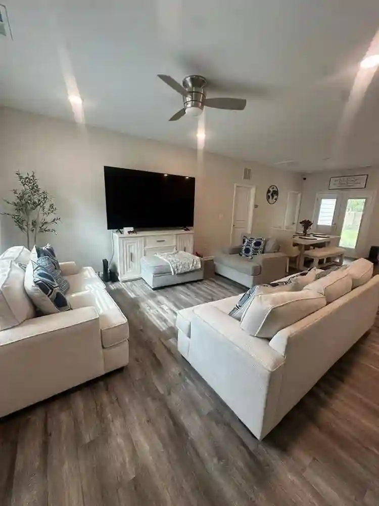 Looking for a roommate in August