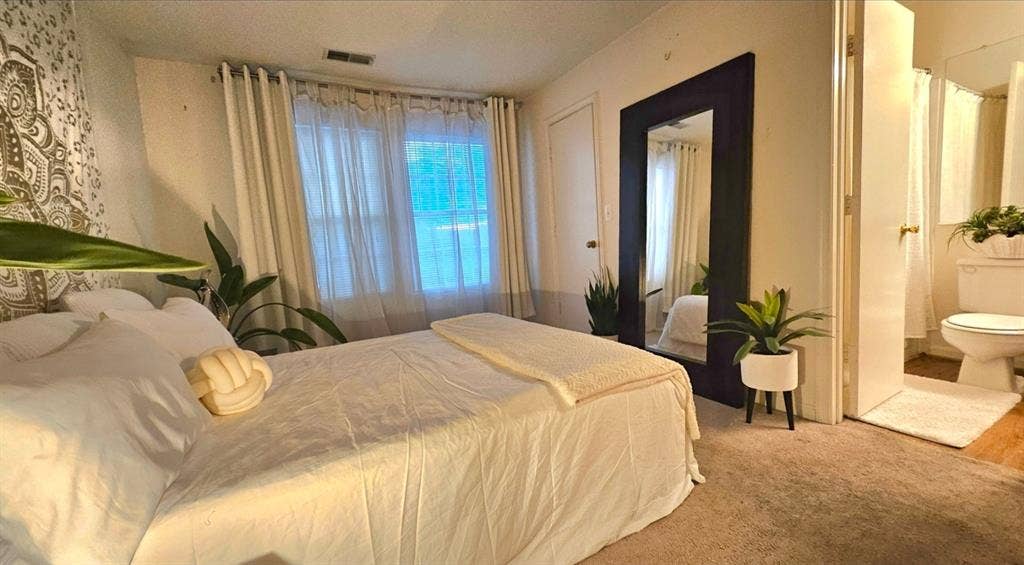 Private Bedroom w Private Bathroom