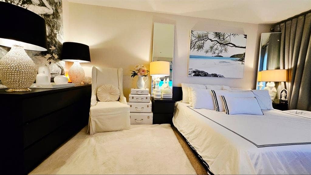 Private Bedroom w Private Bathroom