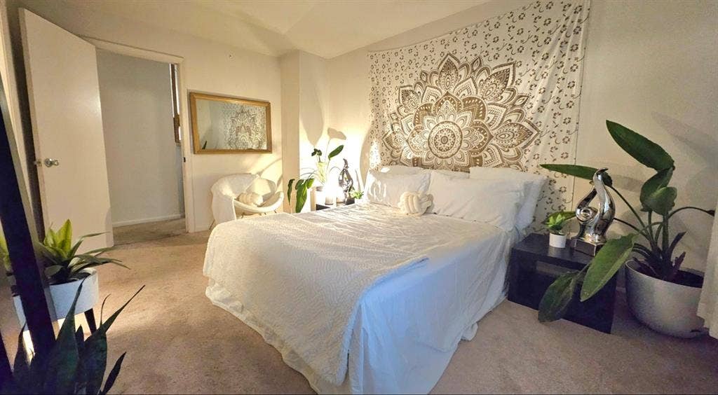 Private Bedroom w Private Bathroom