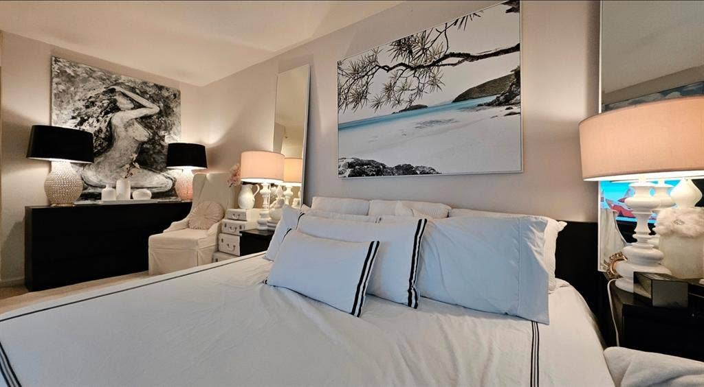 Private Bedroom w Private Bathroom