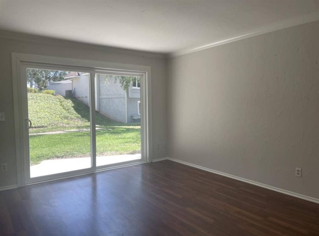 Looking for 2-3 Roomates,Rent split