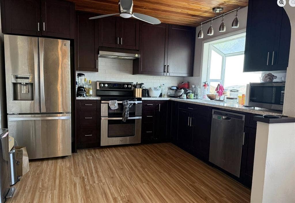 Looking for 2-3 Roomates,Rent split