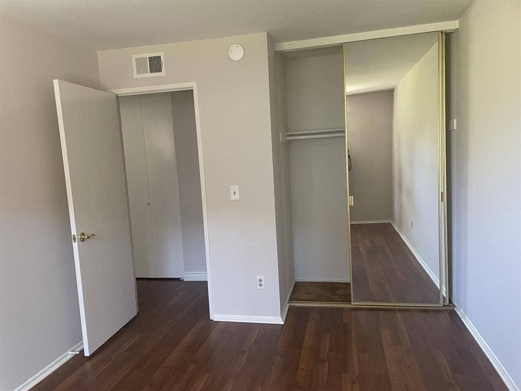 Looking for 2-3 Roomates,Rent split