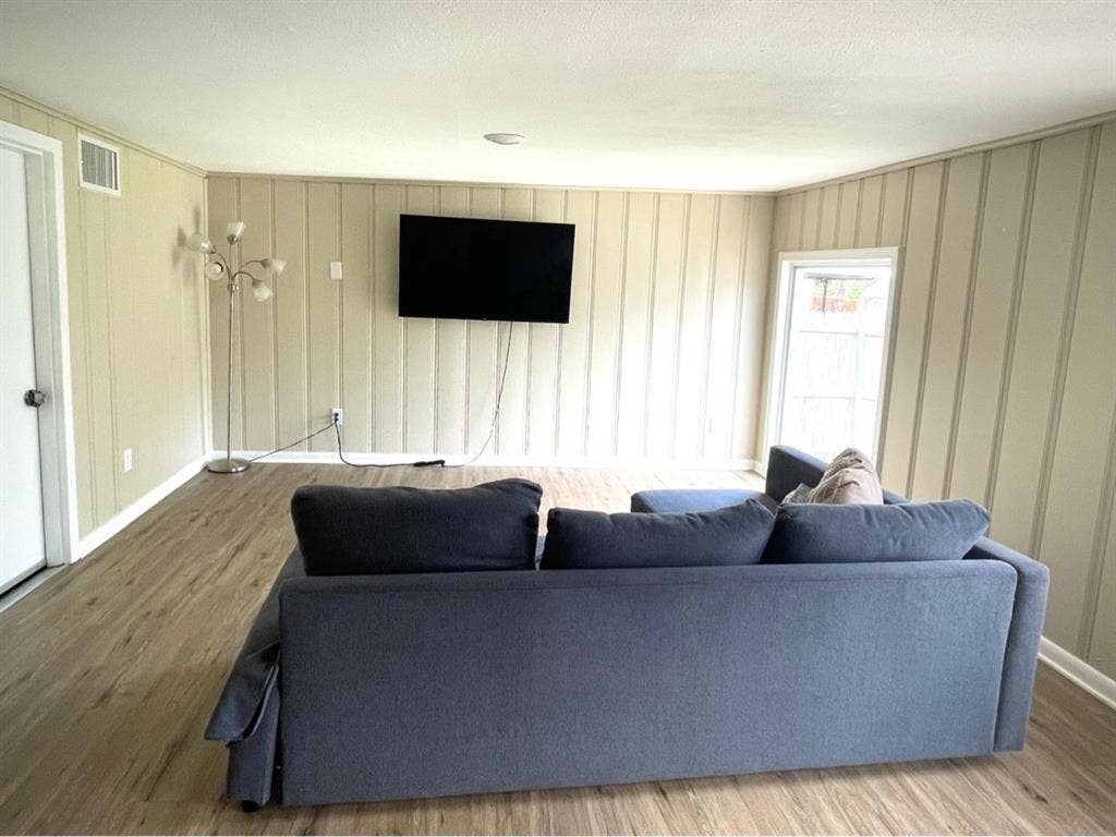 Pet friendly 2 Bedroom, 1 bath