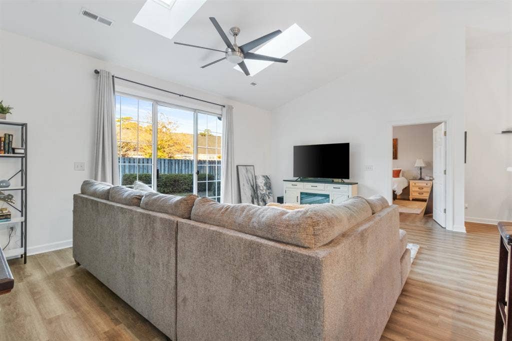 Cute townhouse with 3 bed/2 bath