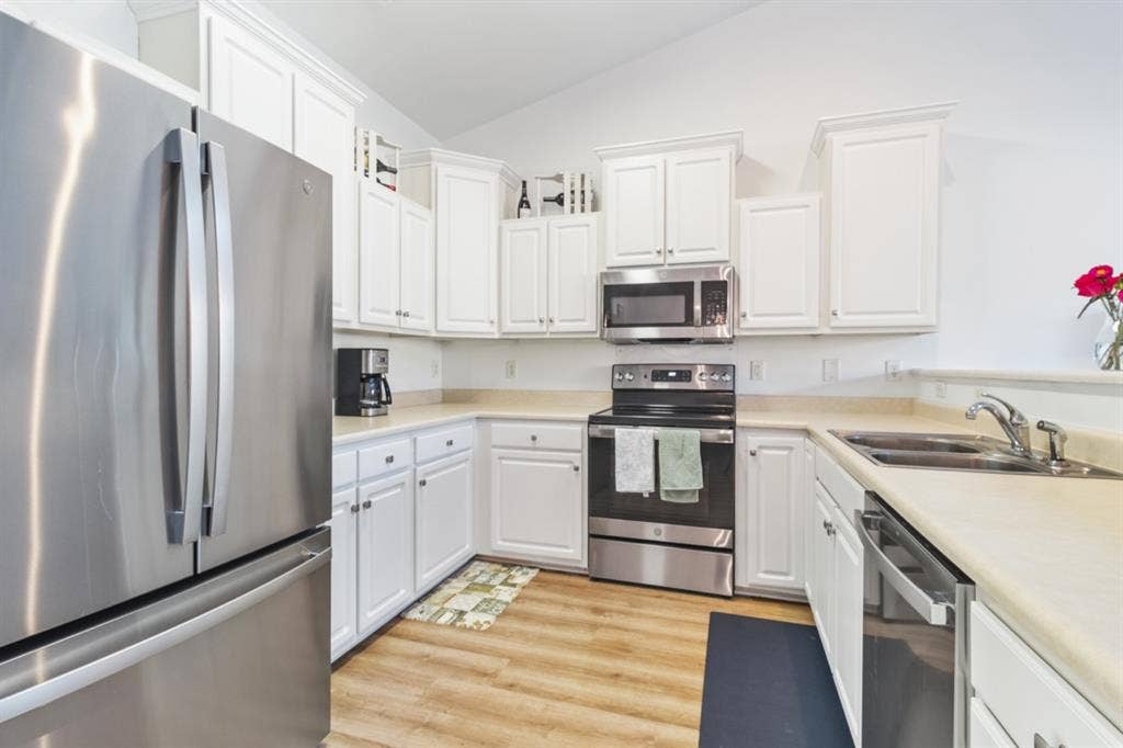 Cute townhouse with 3 bed/2 bath