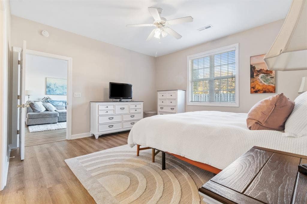 Cute townhouse with 3 bed/2 bath