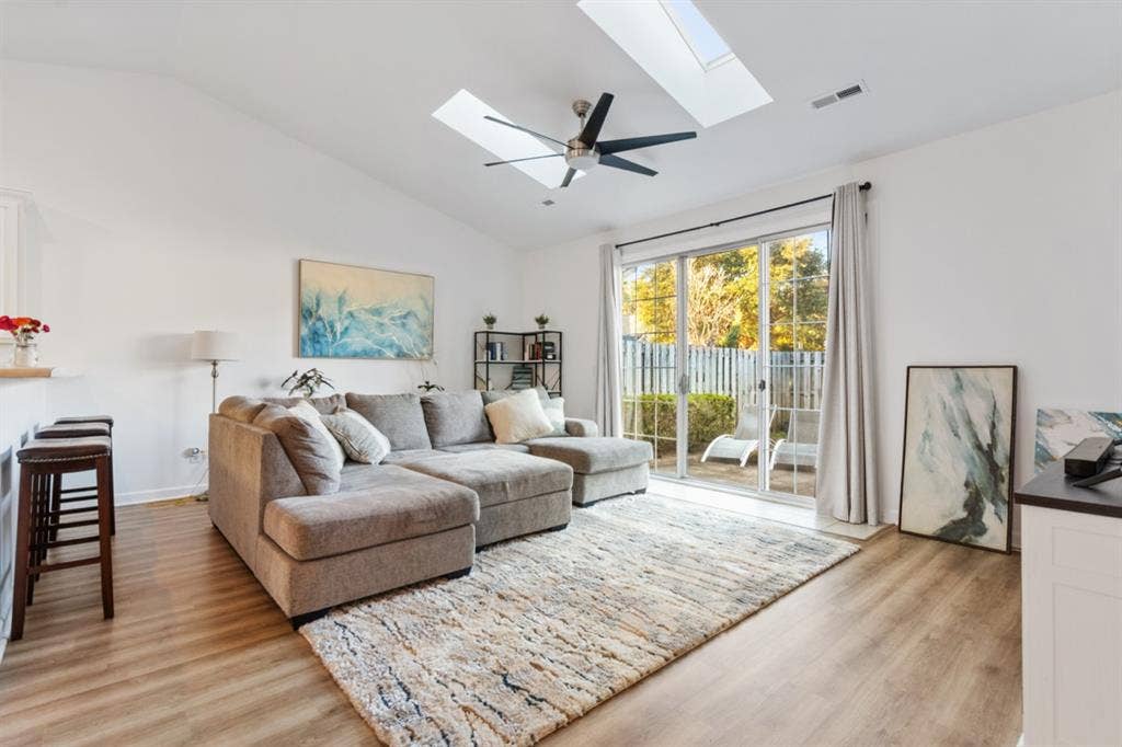 Cute townhouse with 3 bed/2 bath