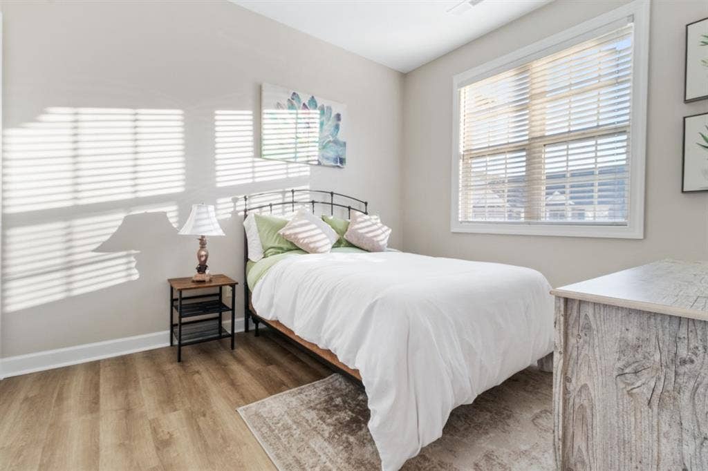 Cute townhouse with 3 bed/2 bath