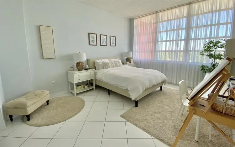 Room for rent in North Miami