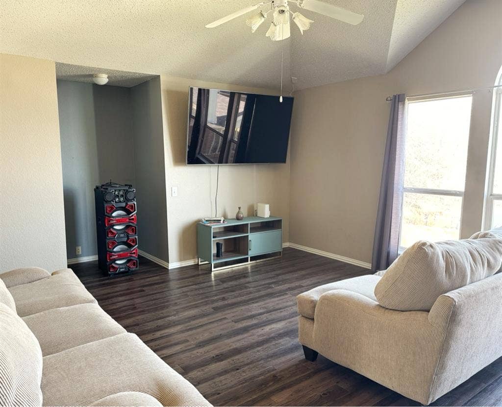 LOOKING FOR ROOMMATE!
