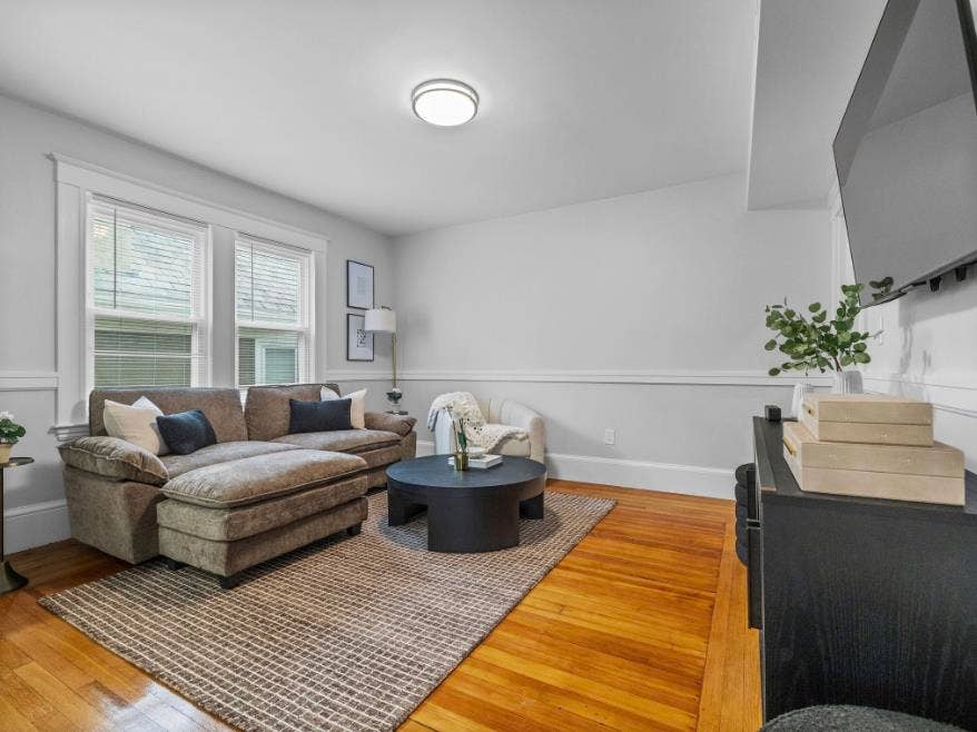 Newly Renovated 7BR 3 Bath