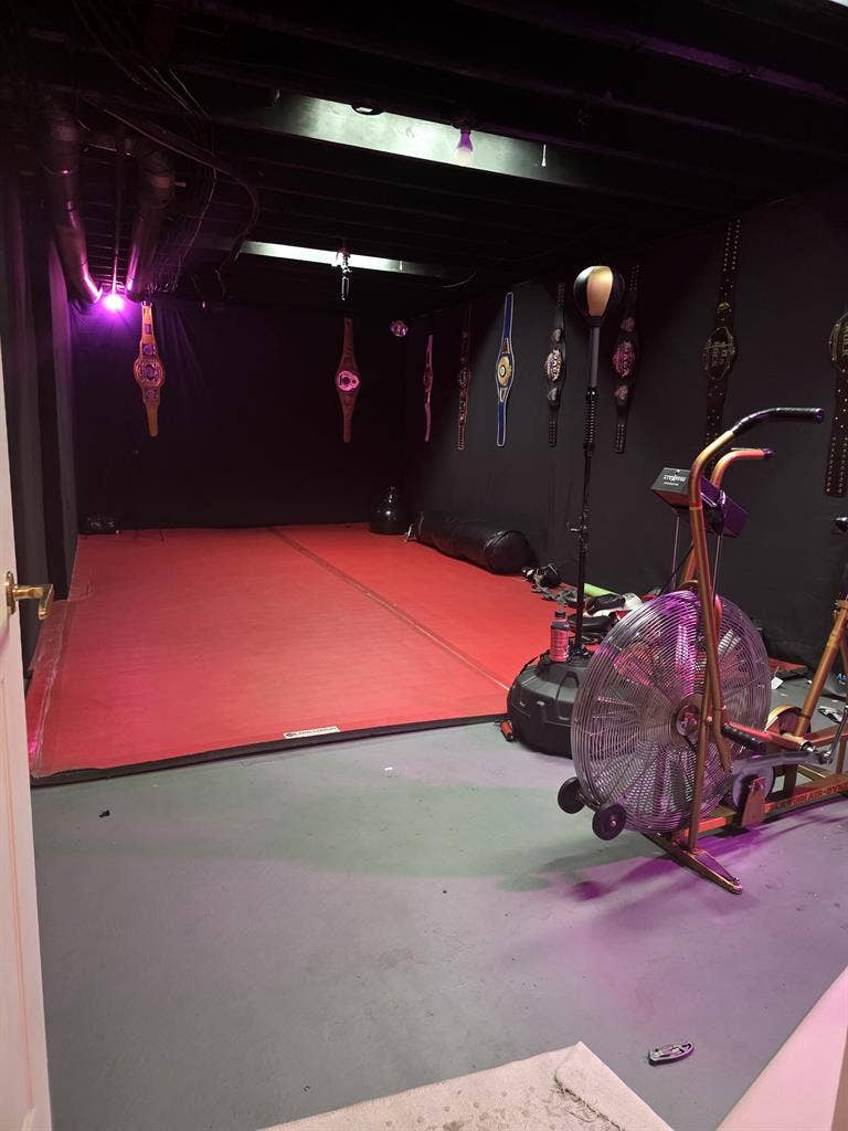 Very large room with walk in closet