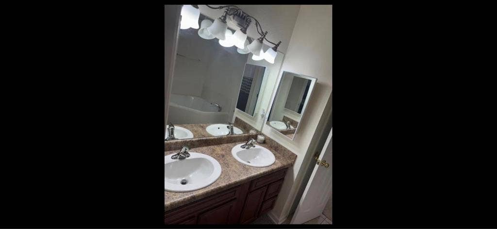 Beautiful 3bd/3bth home w/parking