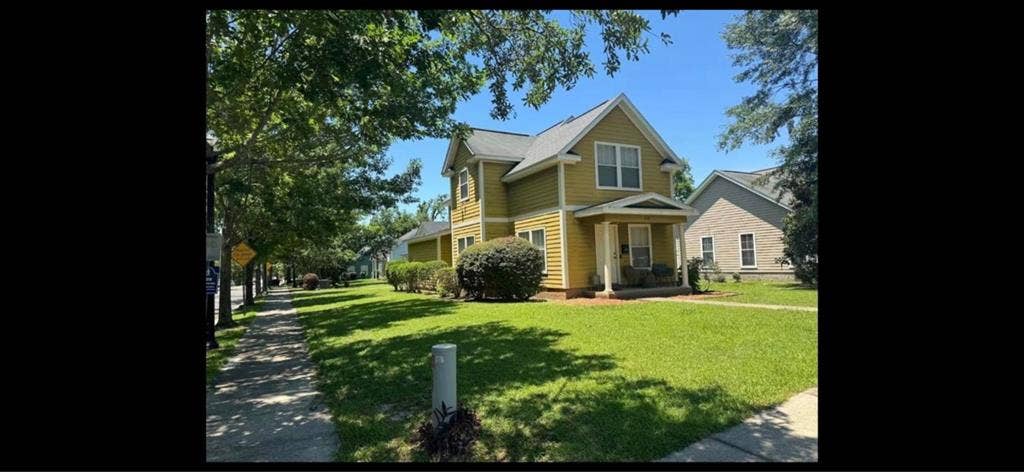 Beautiful 3bd/3bth home w/parking