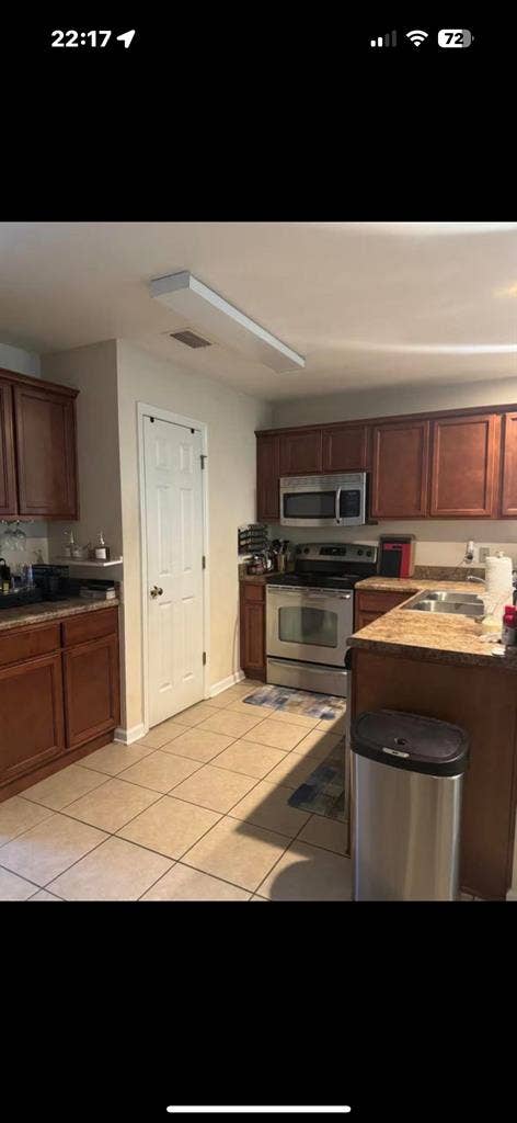 Beautiful 3bd/3bth home w/parking