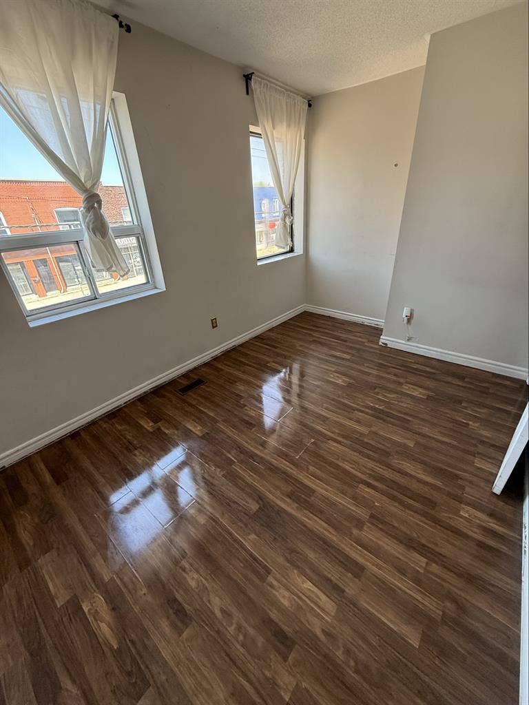ROOM FOR RENT AVAILABLE AUG 1