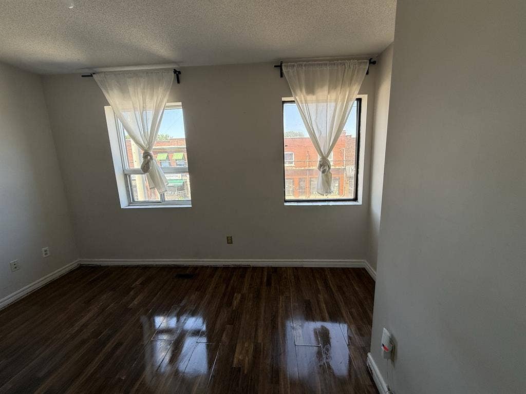 ROOM FOR RENT AVAILABLE AUG 1