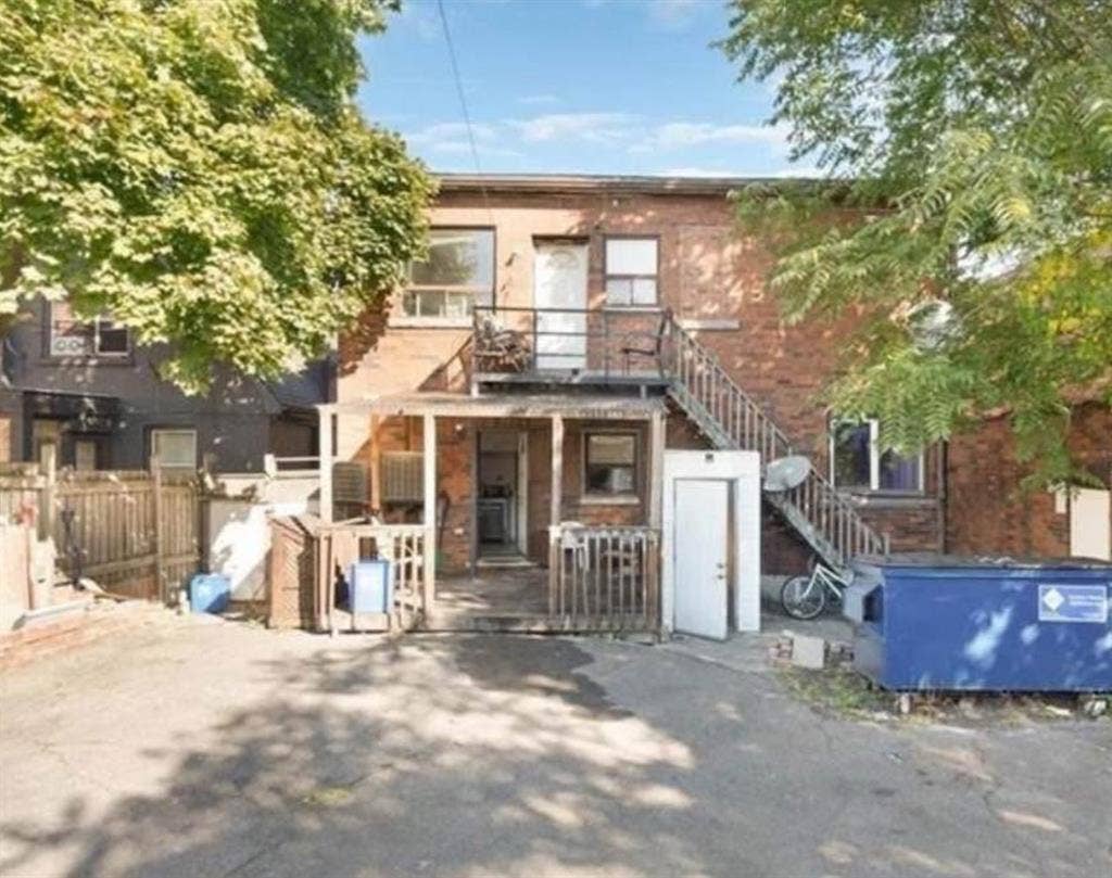 ROOM FOR RENT AVAILABLE AUG 1