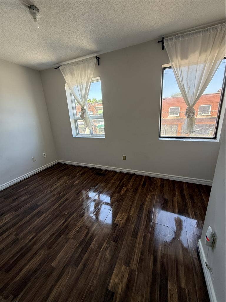 ROOM FOR RENT AVAILABLE AUG 1