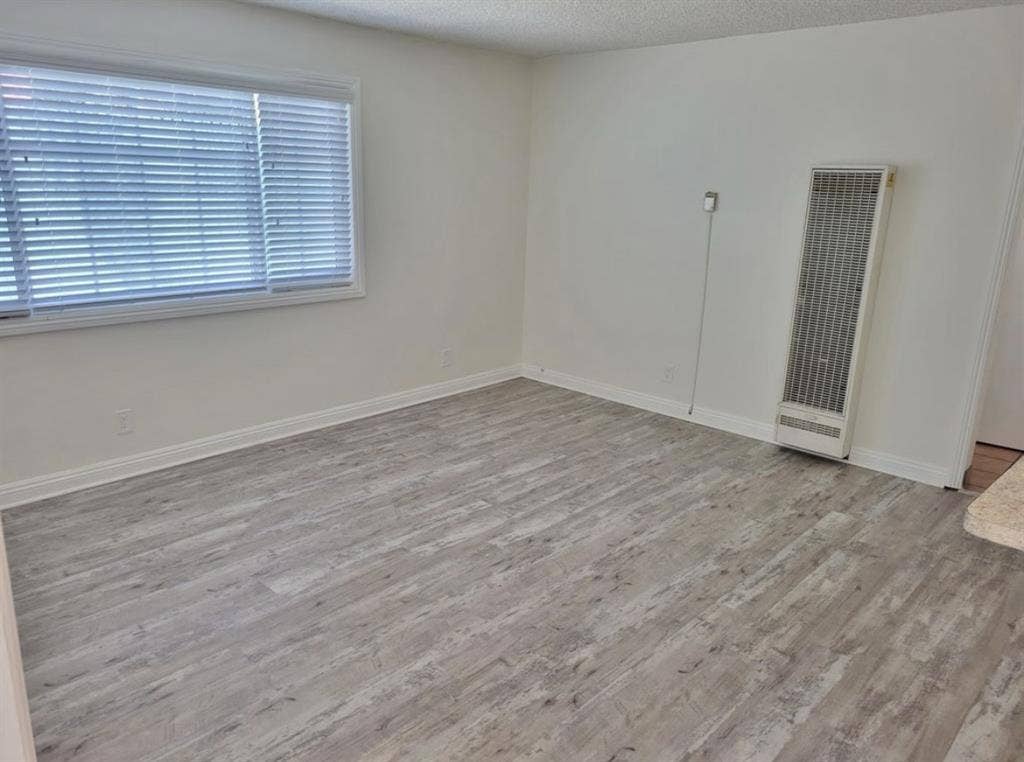 “Retro Row” Private bed/shared bath
