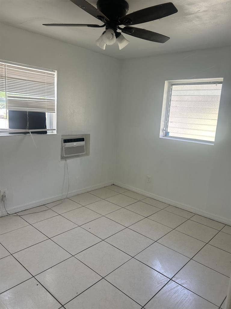 2/1 for rent available