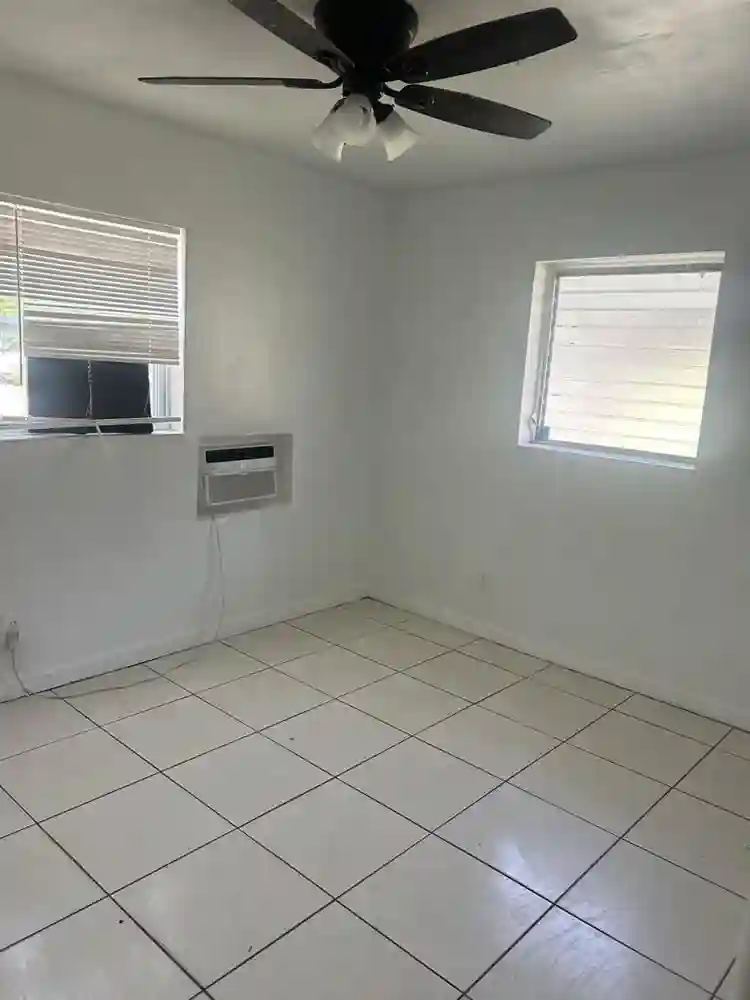 2/1 for rent available