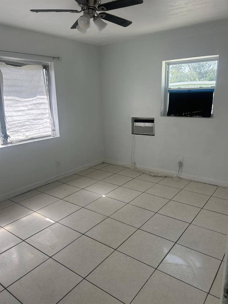 2/1 for rent available