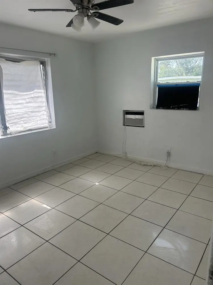 2/1 for rent available