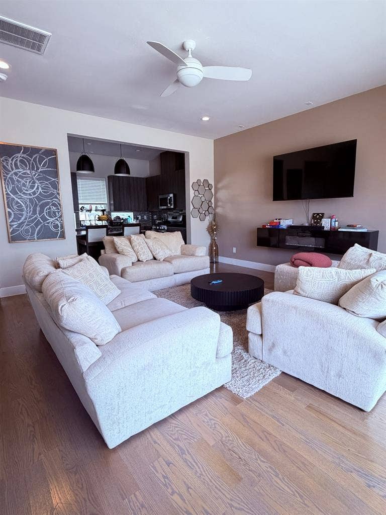 Rooms in Midtown; metro rail