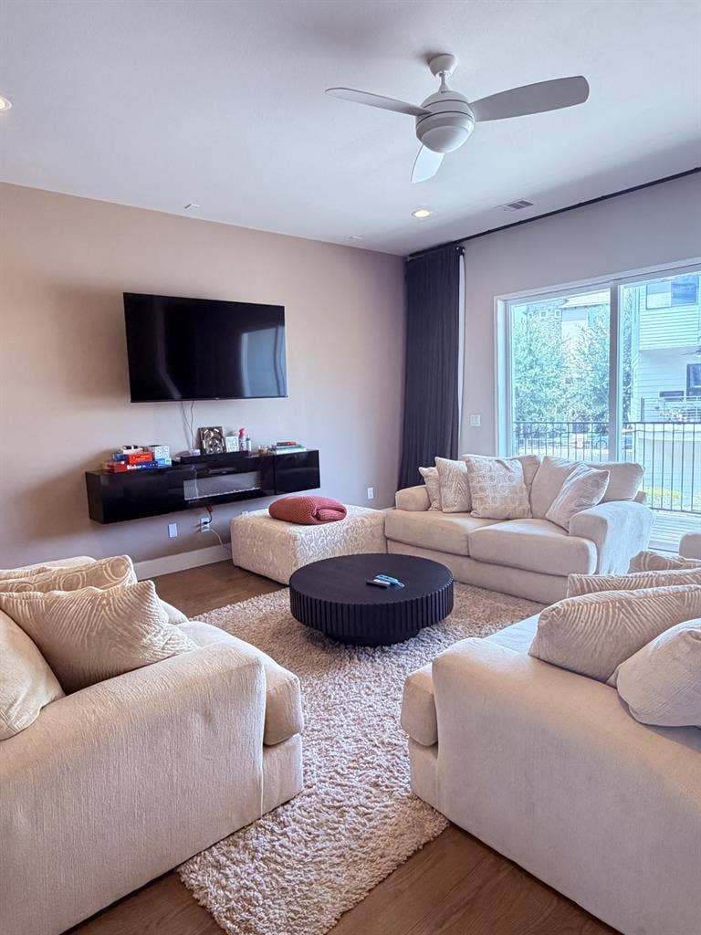 Rooms in Midtown; metro rail