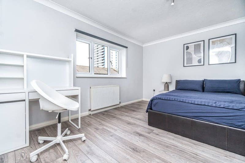 Large en-suit double room available