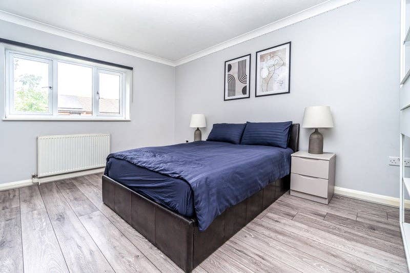 Large en-suit double room available
